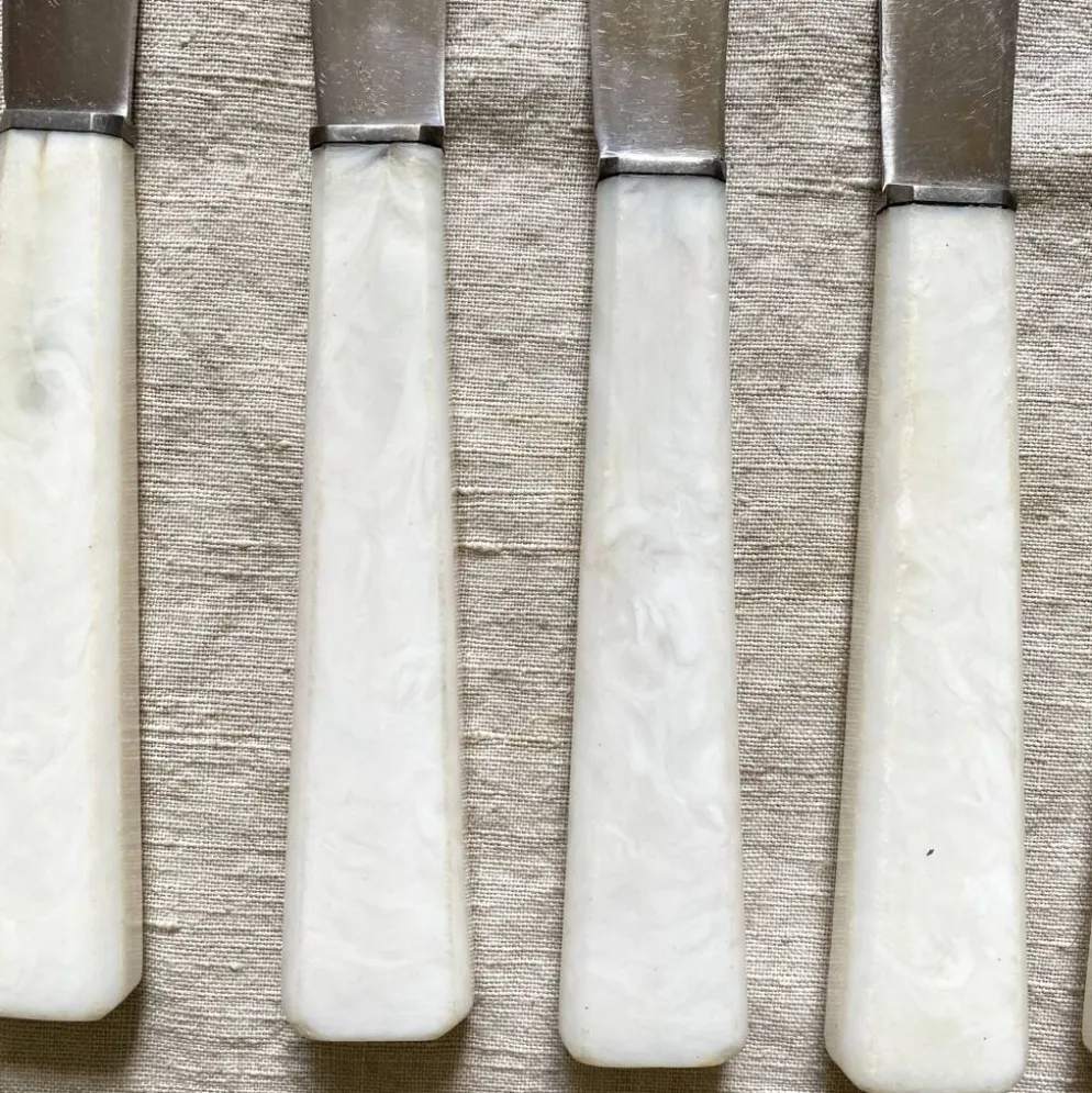 8 couteaux anciens inoxydables