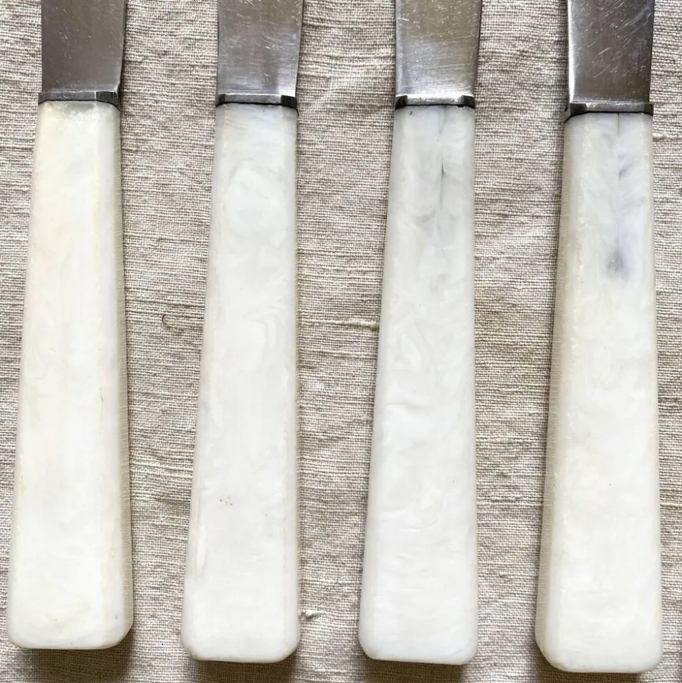 8 couteaux anciens inoxydables