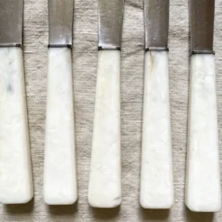 8 couteaux anciens inoxydables