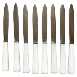 8 couteaux anciens inoxydables