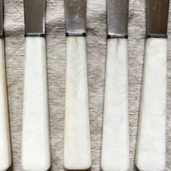 8 couteaux anciens inoxydables