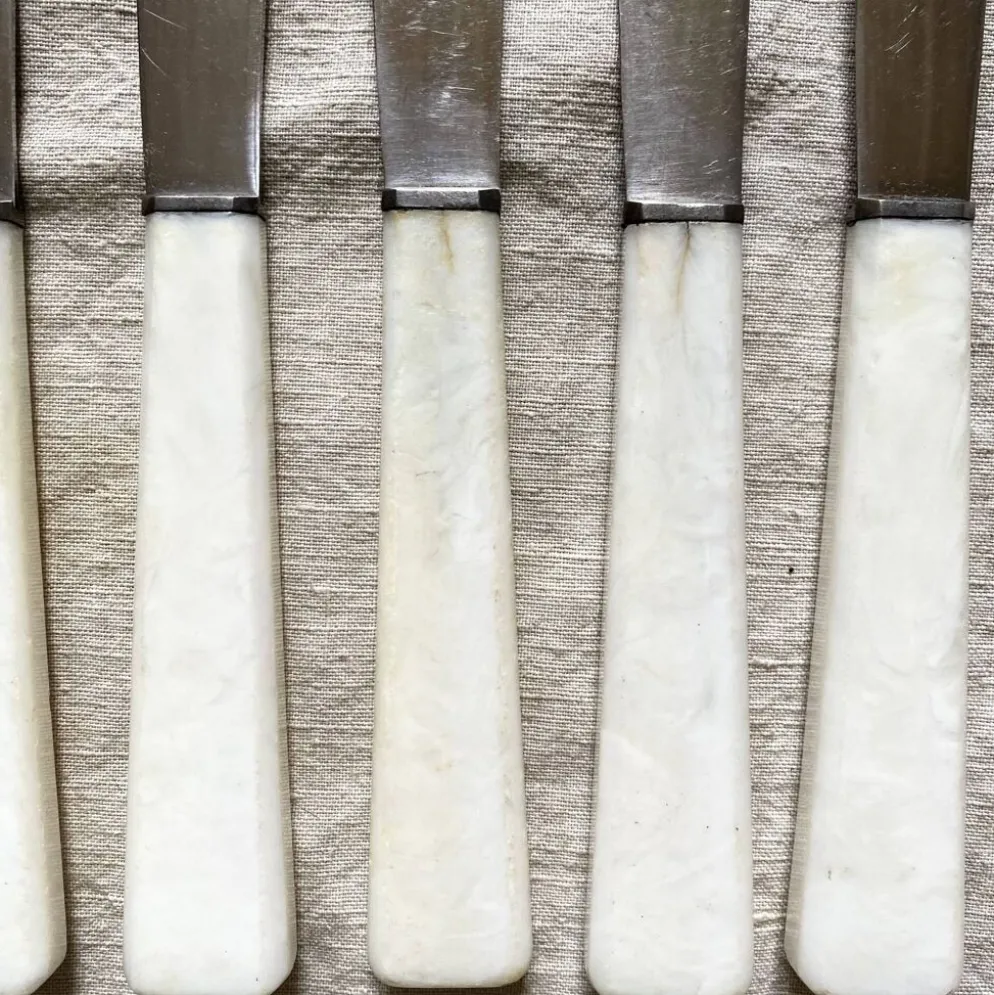 8 couteaux anciens inoxydables