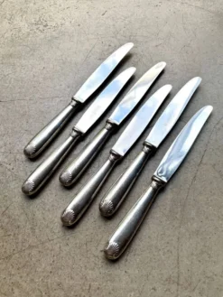 6 couteaux Christofle en métal argenté, décor coquille