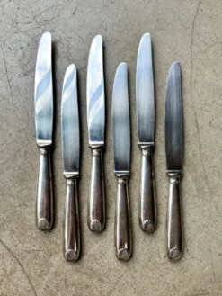 6 couteaux Christofle en métal argenté, décor coquille