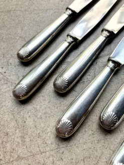 6 couteaux Christofle en métal argenté, décor coquille