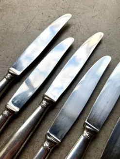 6 couteaux Christofle en métal argenté, décor coquille