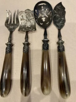 6 couteaux à dessert avec couverts de service à manche en corne