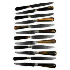12 couteaux de table en corne et lame en acier forgé PV Paris, 1900