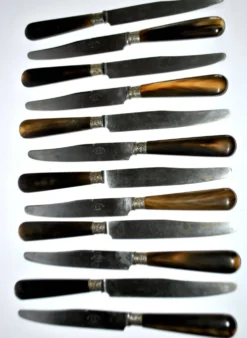 12 couteaux de table en corne et lame en acier forgé PV Paris, 1900