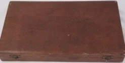 12 couteaux de table modèle Baguette, manches dorés, excellent état.