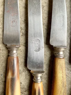 5 couteaux en corne et acier forgé TD Paris