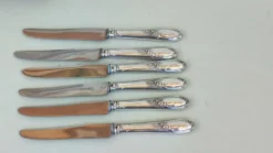 6 couteaux en métal argenté