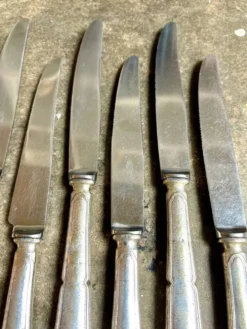 6 couteaux en métal argenté manche fourré et martelé
