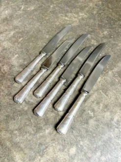 6 couteaux en métal argenté manche fourré et martelé