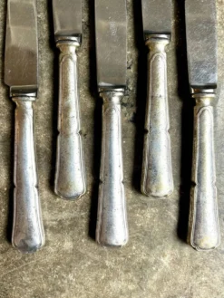 6 couteaux en métal argenté manche fourré et martelé