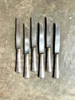 6 couteaux en métal argenté manche fourré et martelé