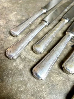 6 couteaux en métal argenté manche fourré et martelé