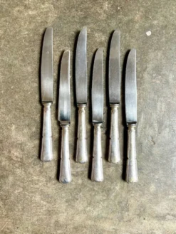 6 couteaux en métal argenté manche fourré et martelé