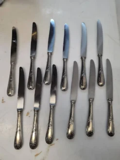 12 couteaux en métal argenté milieu XXème