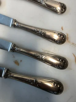 12 couteaux en métal argenté milieu XXème