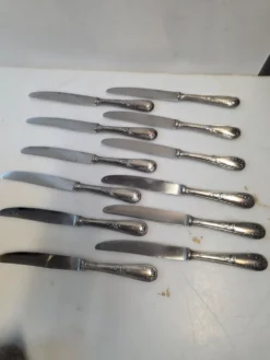 12 couteaux en métal argenté milieu XXème