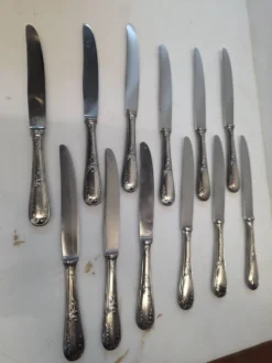 12 couteaux en métal argenté milieu XXème