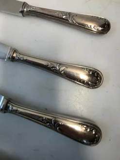 12 couteaux en métal argenté milieu XXème