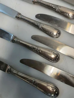12 couteaux en métal argenté milieu XXème
