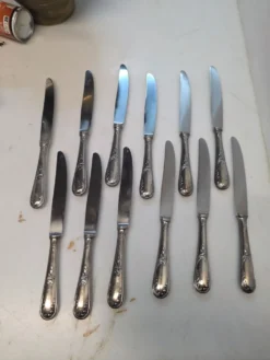 12 couteaux en métal argenté milieu XXème