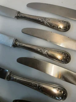12 couteaux en métal argenté milieu XXème