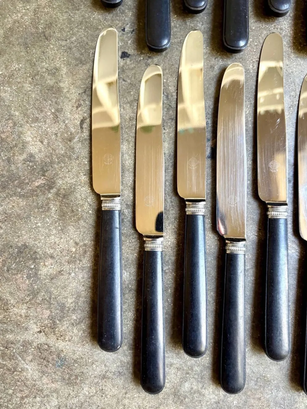 12 couteaux à entremet en bois noirci