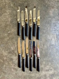 12 couteaux à entremet en bois noirci