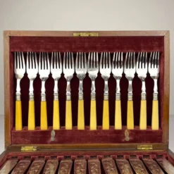 Couteaux et Fourchettes à Poisson en Argent Plaqué Ancien pour 12 personnes de Sheffield, Angleterre, années 1910, Ensemble de 24