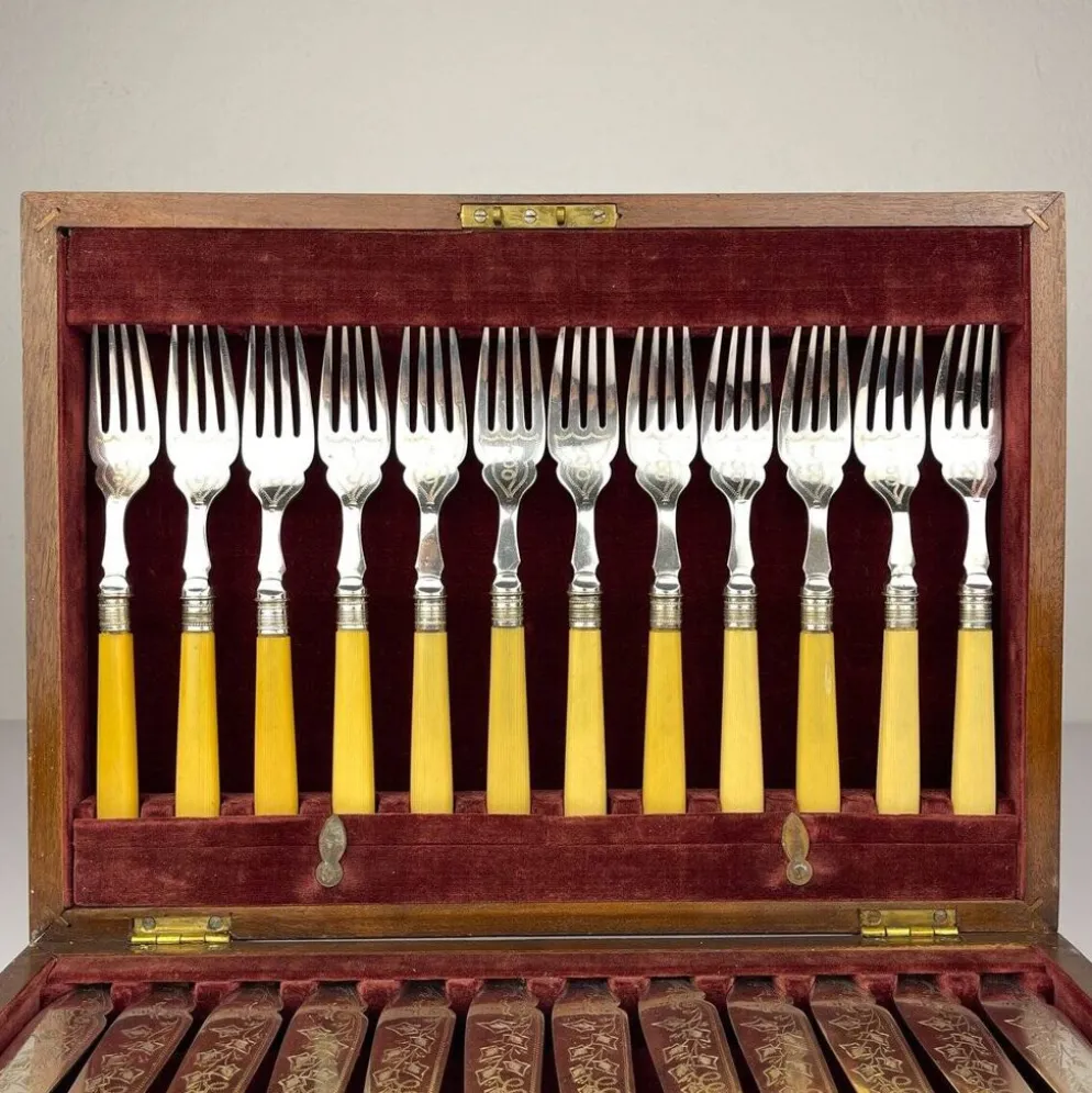 Couteaux et Fourchettes à Poisson en Argent Plaqué Ancien pour 12 personnes de Sheffield, Angleterre, années 1910, Ensemble de 24