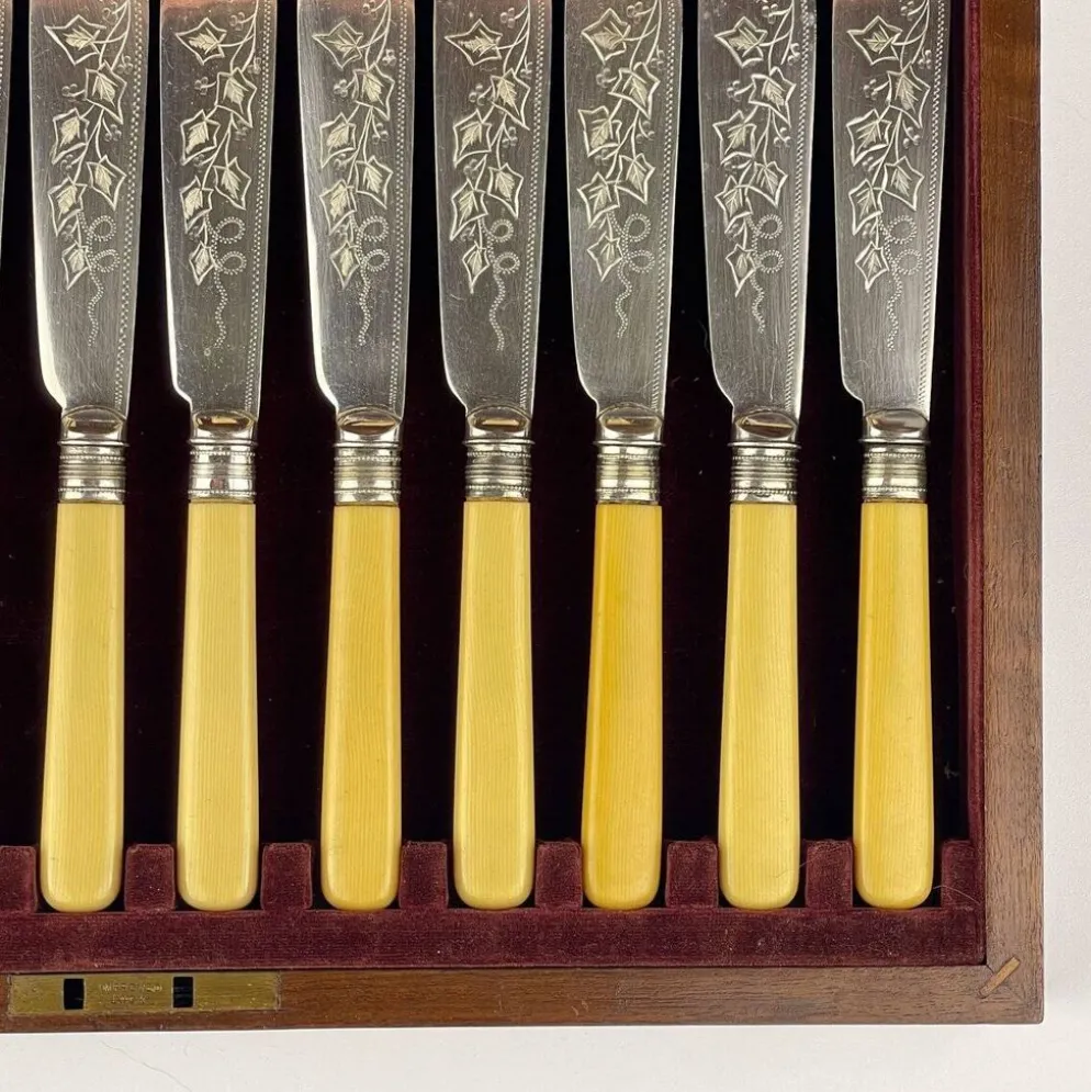 Couteaux et Fourchettes à Poisson en Argent Plaqué Ancien pour 12 personnes de Sheffield, Angleterre, années 1910, Ensemble de 24