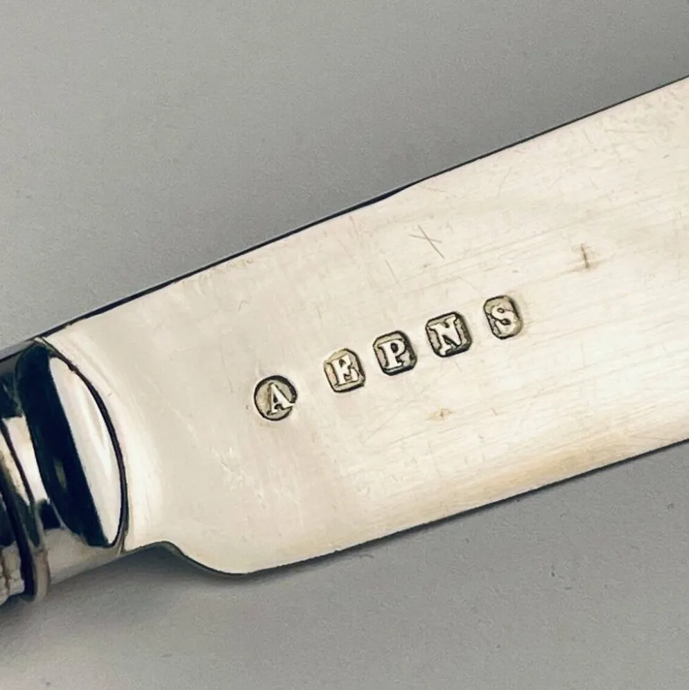 Couteaux et Fourchettes à Poisson en Argent Plaqué Ancien pour 12 personnes de Sheffield, Angleterre, années 1910, Ensemble de 24