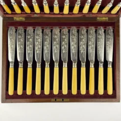 Couteaux et Fourchettes à Poisson en Argent Plaqué Ancien pour 12 personnes de Sheffield, Angleterre, années 1910, Ensemble de 24
