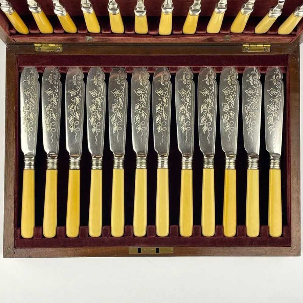 Couteaux et Fourchettes à Poisson en Argent Plaqué Ancien pour 12 personnes de Sheffield, Angleterre, années 1910, Ensemble de 24