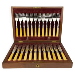 Couteaux et Fourchettes à Poisson en Argent Plaqué Ancien pour 12 personnes de Sheffield, Angleterre, années 1910, Ensemble de 24