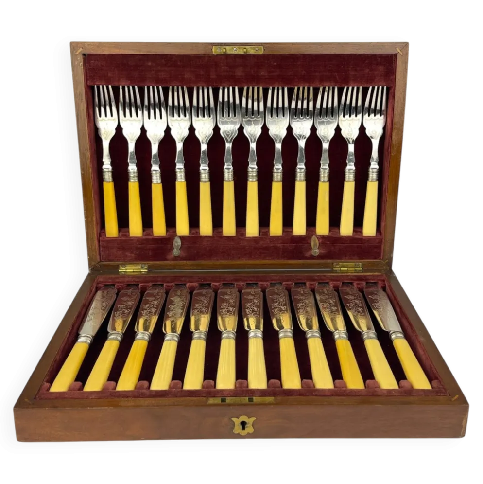 Couteaux et Fourchettes à Poisson en Argent Plaqué Ancien pour 12 personnes de Sheffield, Angleterre, années 1910, Ensemble de 24