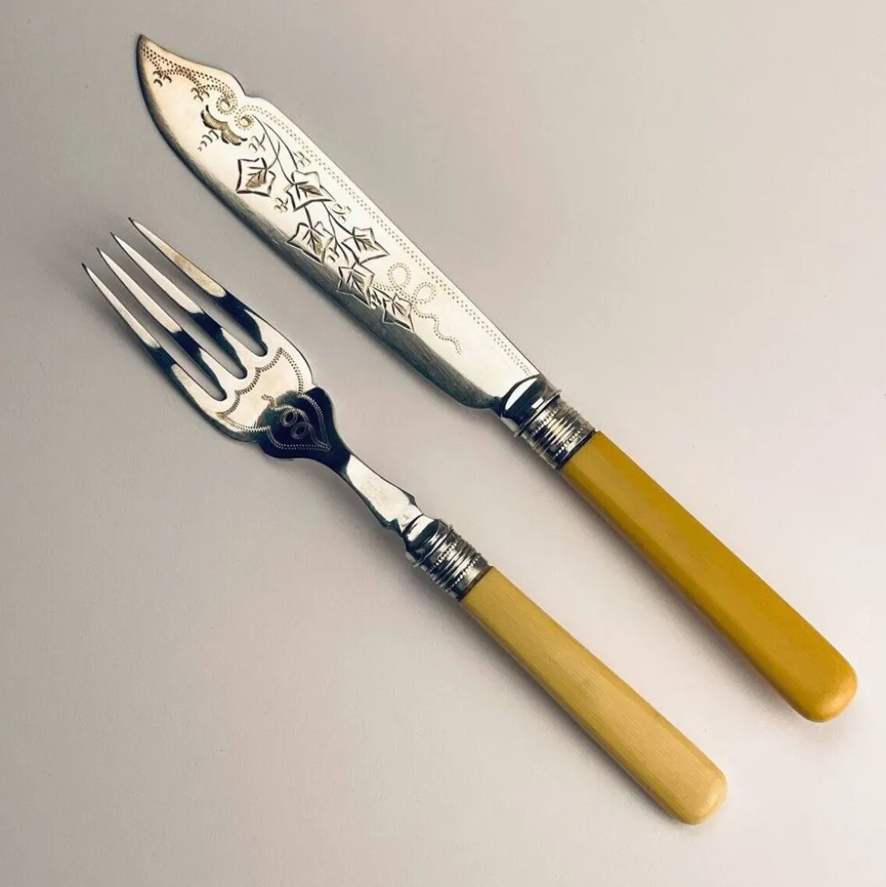 Couteaux et Fourchettes à Poisson en Argent Plaqué Ancien pour 12 personnes de Sheffield, Angleterre, années 1910, Ensemble de 24
