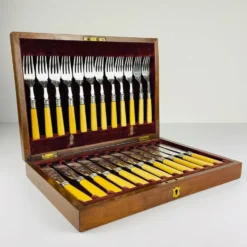 Couteaux et Fourchettes à Poisson en Argent Plaqué Ancien pour 12 personnes de Sheffield, Angleterre, années 1910, Ensemble de 24