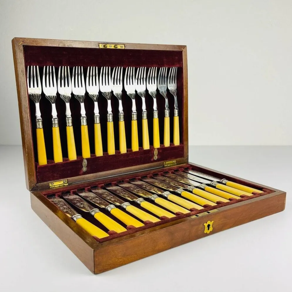 Couteaux et Fourchettes à Poisson en Argent Plaqué Ancien pour 12 personnes de Sheffield, Angleterre, années 1910, Ensemble de 24
