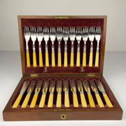 Couteaux et Fourchettes à Poisson en Argent Plaqué Ancien pour 12 personnes de Sheffield, Angleterre, années 1910, Ensemble de 24