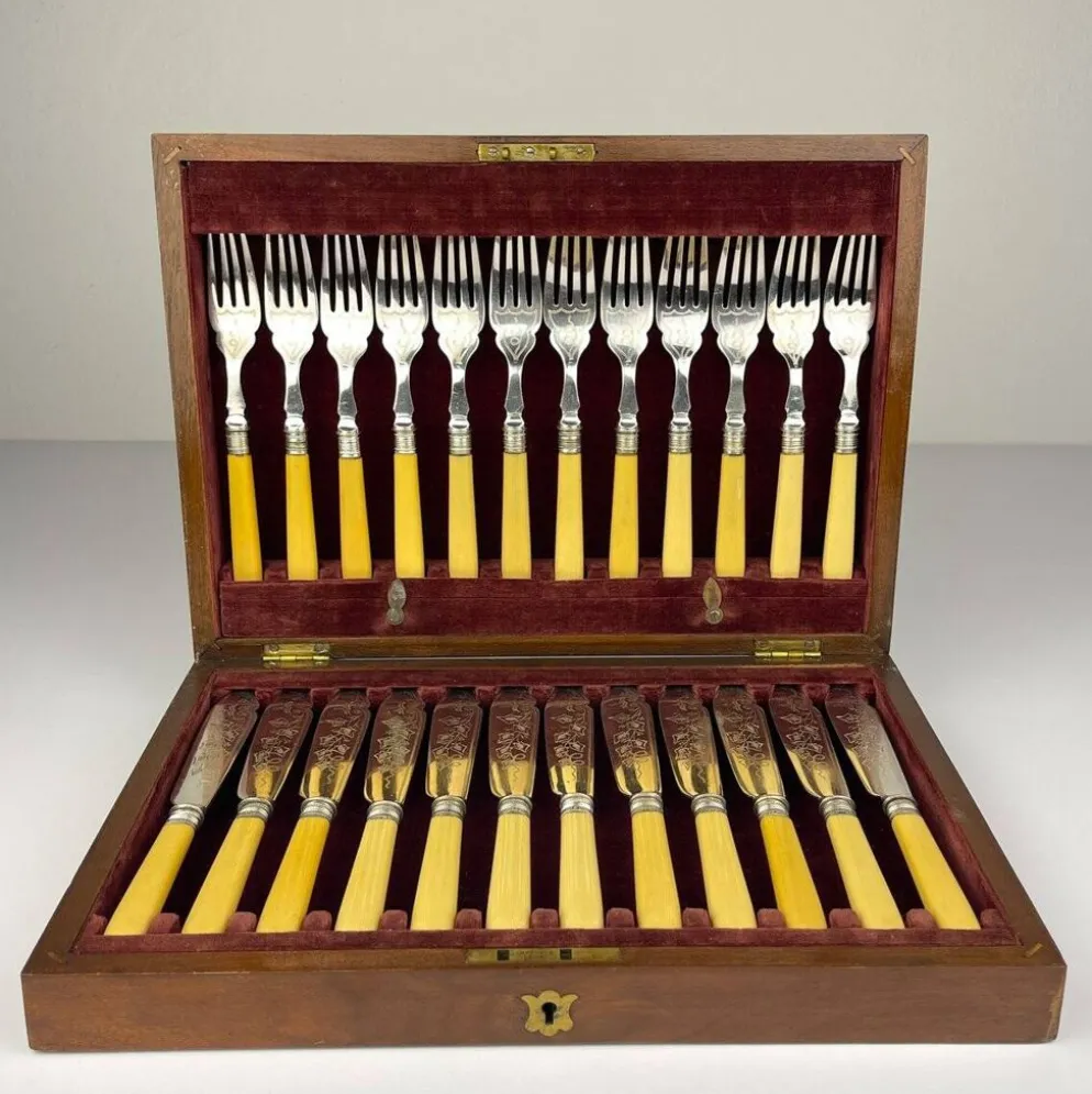 Couteaux et Fourchettes à Poisson en Argent Plaqué Ancien pour 12 personnes de Sheffield, Angleterre, années 1910, Ensemble de 24