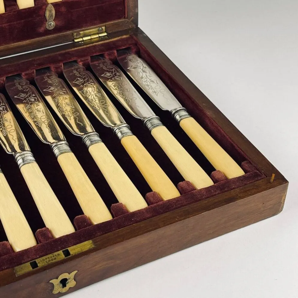 Couteaux et Fourchettes à Poisson en Argent Plaqué Ancien pour 12 personnes de Sheffield, Angleterre, années 1910, Ensemble de 24