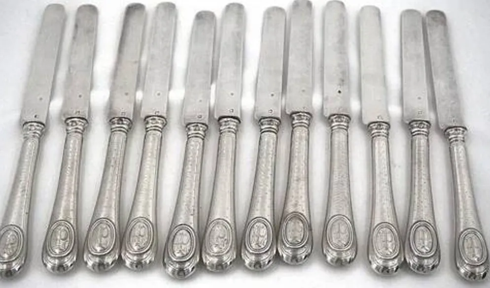 12 couteaux à fruits, lames et manches argent Minerve, guillochés, Napoléon III.