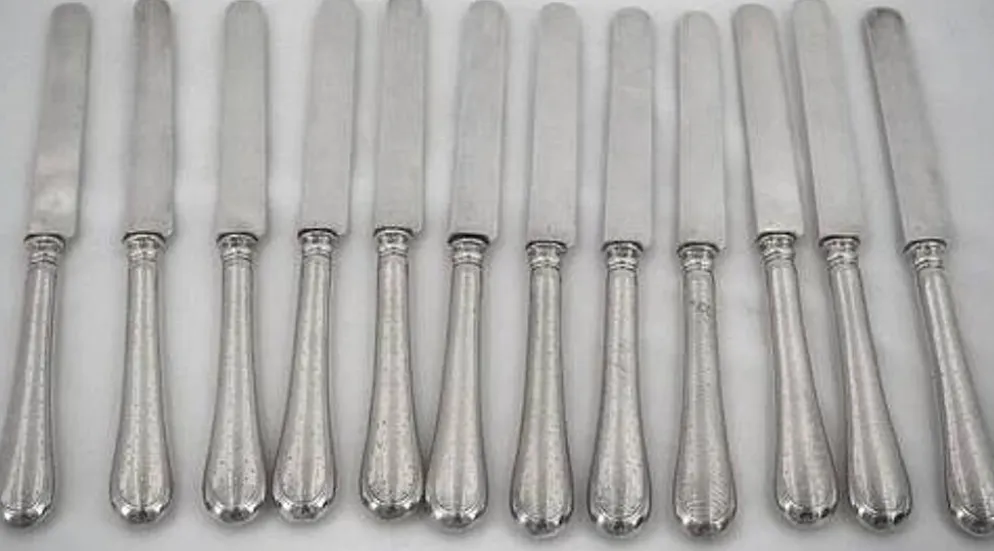 12 couteaux à fruits, lames et manches argent Minerve, guillochés, Napoléon III.