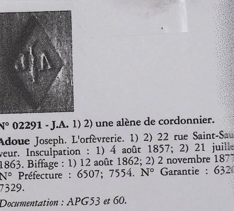 12 couteaux à fruits, lames et manches argent Minerve, guillochés, Napoléon III.