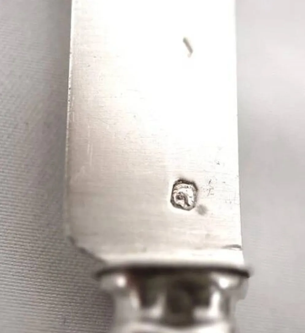 12 couteaux à fruits, lames et manches argent Minerve, guillochés, Napoléon III.